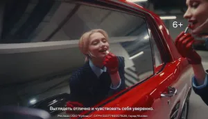 Lamoda — Девушка красит губы